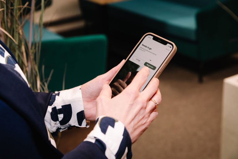 Vrouw is haar op haar telefoon bezig met het project Versterken gezondheidsvaardigheden voor de regio Zoetermeer