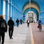 Fietsers en voetgangers op de Nelson Mandela brug in Zoetermeer