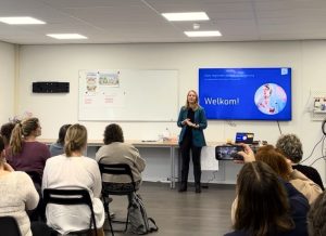 Aline Pikaar opent de Lunchbijeenkomst over de Visie op de Regionale Aanpak Ouderenzorg.